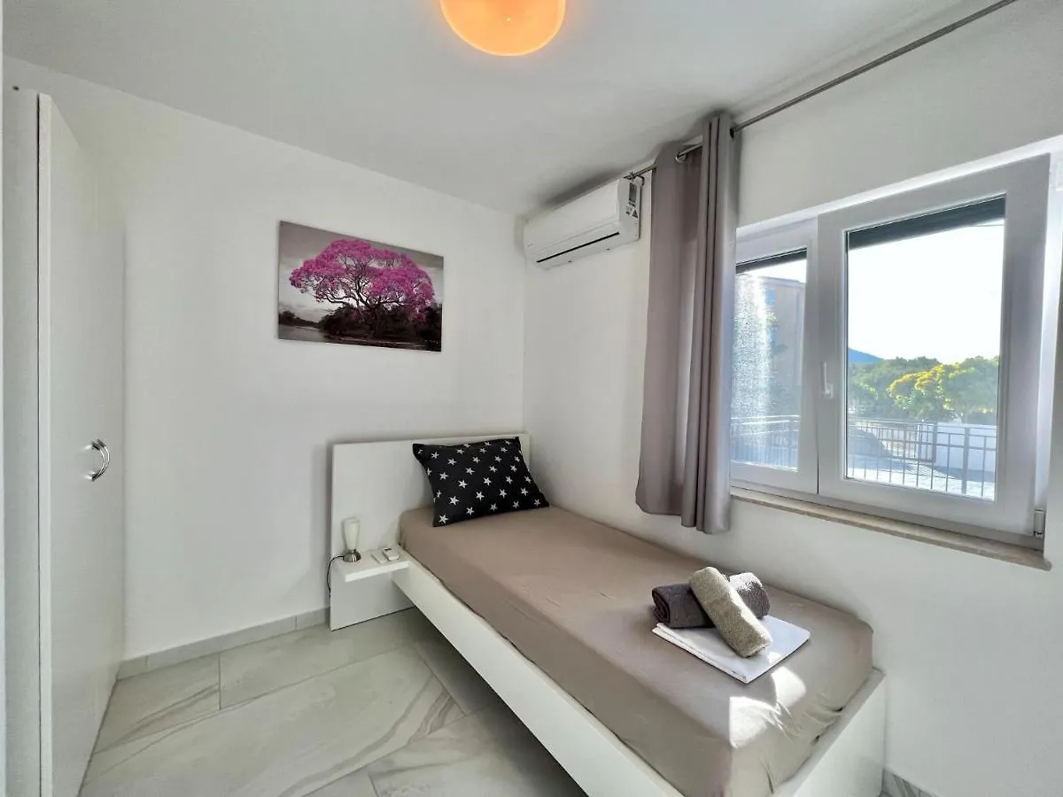 Large Holiday House With Swimming Pool And Terrace Bribir
